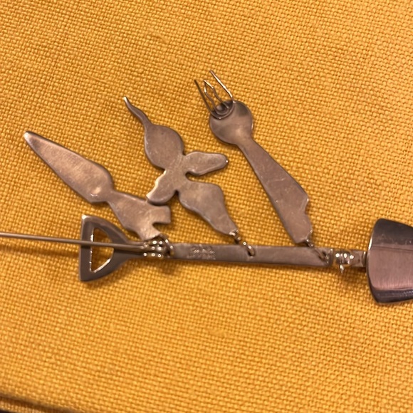 Anne Harvey AHD Enamel Sterling Silver Gardener Brooch 925 Shovel with Vegetable - Picture 2 of 5